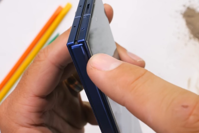 Galaxy Z Fold7 Thách Thức Mọi "Tra Tấn": Liệu Có Phải Chiếc Smartphone Gập Bền Bỉ Nhất Từng Được Tạo Ra? 12 galaxy z fold7 test do ben 4