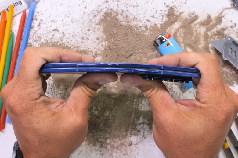Galaxy Z Fold7 Thách Thức Mọi "Tra Tấn": Liệu Có Phải Chiếc Smartphone Gập Bền Bỉ Nhất Từng Được Tạo Ra? 13 galaxy z fold7 test do ben 6