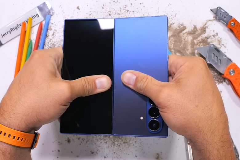 Galaxy Z Fold7 Thách Thức Mọi "Tra Tấn": Liệu Có Phải Chiếc Smartphone Gập Bền Bỉ Nhất Từng Được Tạo Ra? 14 galaxy z fold7 test do ben 7