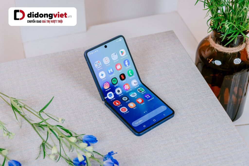 So sánh Z Flip7 và Z Flip6: 4 nâng cấp thực tế và bài toán bù tiền lên đời 12 So sánh Z Flip7 và Z Flip6