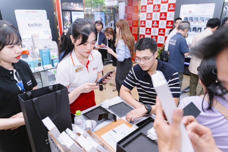 Hoa Hậu Phương Linh Review Nhanh Samsung Galaxy Z Fold7: Trải Nghiệm Đột Phá Cùng Thiết Kế Linh Hoạt 10 Cửa Hàng Di Động Việt