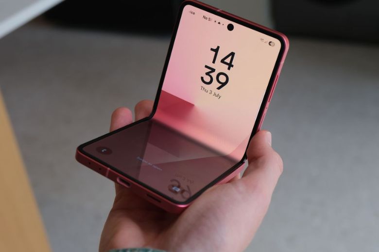 Samsung Galaxy Z Flip7: Cột Mốc Cuối Cùng Của Thiết Kế Điện Thoại Gập? 8 Galaxy Z Flip7