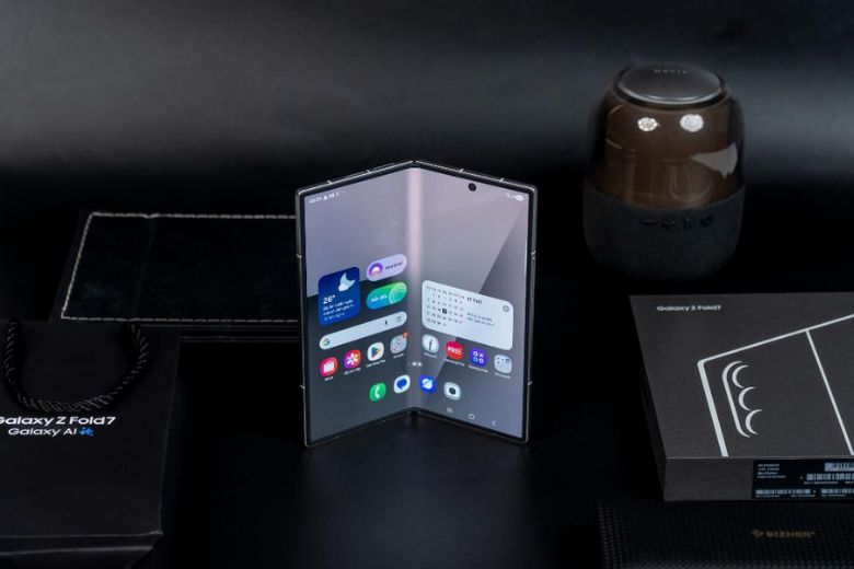 Hoa Hậu Phương Linh Review Nhanh Samsung Galaxy Z Fold7: Trải Nghiệm Đột Phá Cùng Thiết Kế Linh Hoạt 7 Màn Hình Chất Lượng Cao Của Galaxy Z Fold7