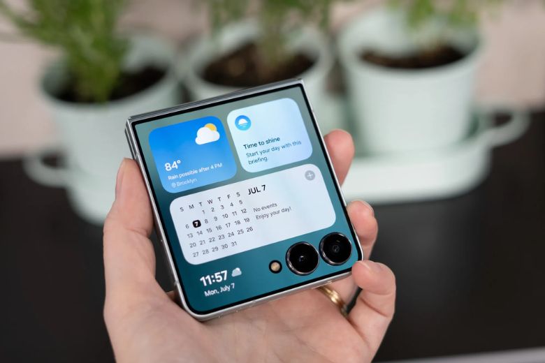 Mua Samsung Galaxy Z Flip7 ở đâu uy tín và giá tốt? Di Động Việt là lựa chọn lý tưởng 10 Màn hình sắc nét và sống động của Galaxy Z Flip7