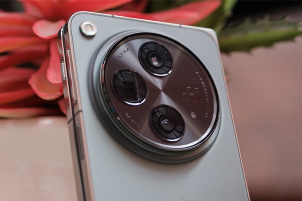 So sánh Galaxy Z Fold7 và OnePlus Open: Lựa chọn nào tốt hơn? 14 OnePlus Open sở hữu hệ thống 3 camera 48MP, 48MP và tele 64MP, đáp ứng tốt nhu cầu nhiếp ảnh đa dạng.