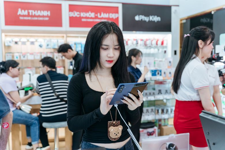 Hoa Hậu Phương Linh Review Nhanh Samsung Galaxy Z Fold7: Trải Nghiệm Đột Phá Cùng Thiết Kế Linh Hoạt 9 Trải Nghiệm Người Dùng Của Galaxy Z Fold7