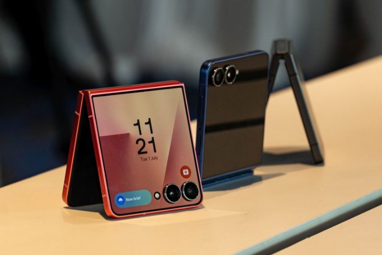 Samsung Galaxy Z Flip7: Cột Mốc Cuối Cùng Của Thiết Kế Điện Thoại Gập? 9 Vậy Galaxy Z Flip7 Tiếp Tục Phát Triển Như Thế Nào?