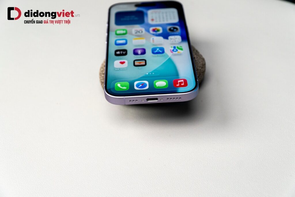 So sánh iPhone 17 và Galaxy Z Fold6 chi tiết tháng 6/2026 17 iPhone 17 ghi điểm với khả năng tối ưu pin vượt trội, duy trì thời lượng sử dụng bền bỉ hơn trong thực tế.
