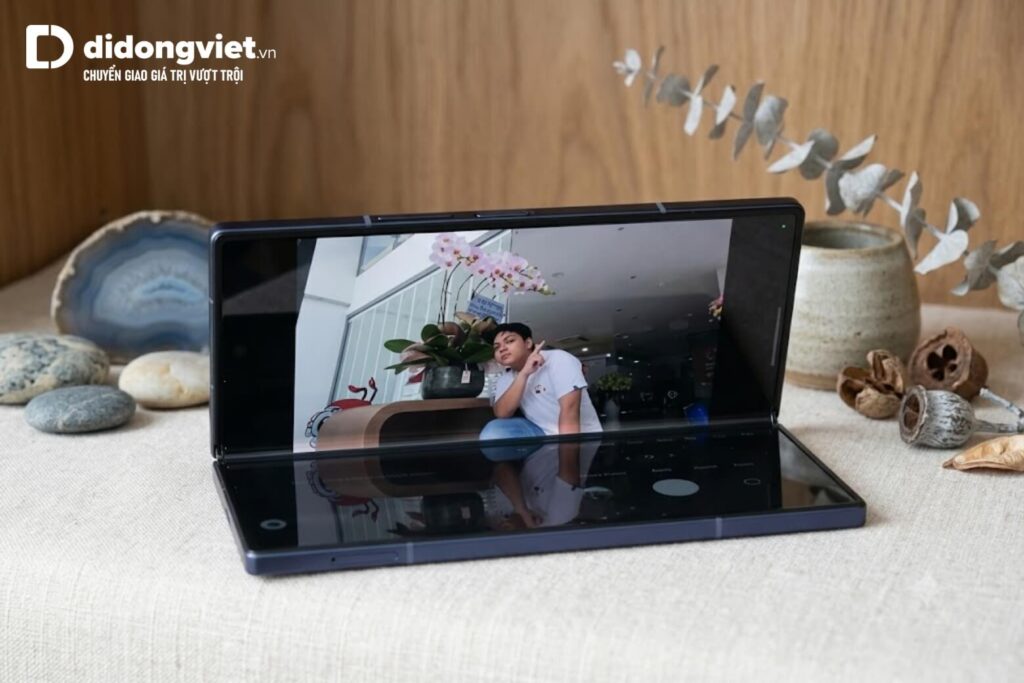 So sánh iPhone 17 và Galaxy Z Fold6 chi tiết tháng 6/2026 18 Galaxy Z Fold6 mang đến trải nghiệm nhiếp ảnh đa dụng với thiết kế camera ẩn độc đáo