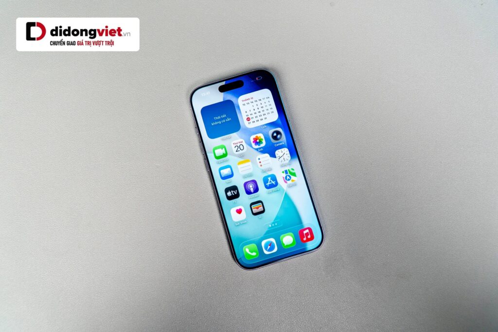 iPhone 17 nâng tầm trải nghiệm với màn hình lớn hơn, sáng hơn và độ bền vượt trội.