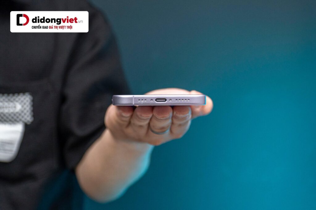 iPhone 17 ghi điểm với sạc nhanh 40W và khả năng duy trì tuổi thọ pin bền bỉ hơn theo thời gian.