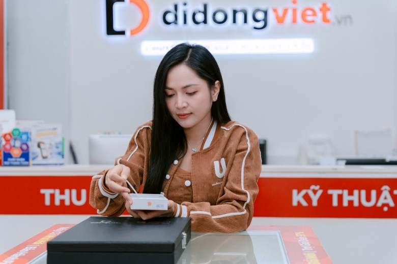 ca sĩ Duyên Quỳnh iPhone 17 Pro Max Di Động Việt