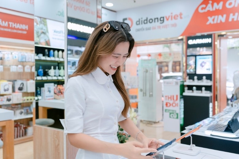 Ca sĩ Hà Nhi tận hưởng trải nghiệm sắm iPhone 17 Pro Max "cực chill" tại Di Động Việt 4 ca sĩ Hà Nhi trải nghiệm iPhone 17 Pro Max tại Di Động Việt