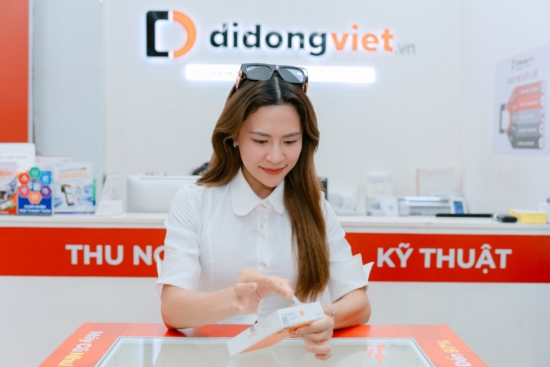 Ca sĩ Hà Nhi tận hưởng trải nghiệm sắm iPhone 17 Pro Max "cực chill" tại Di Động Việt 5 ca sĩ Hà Nhi unbox iPhone 17 Pro Max tại Di Động Việt