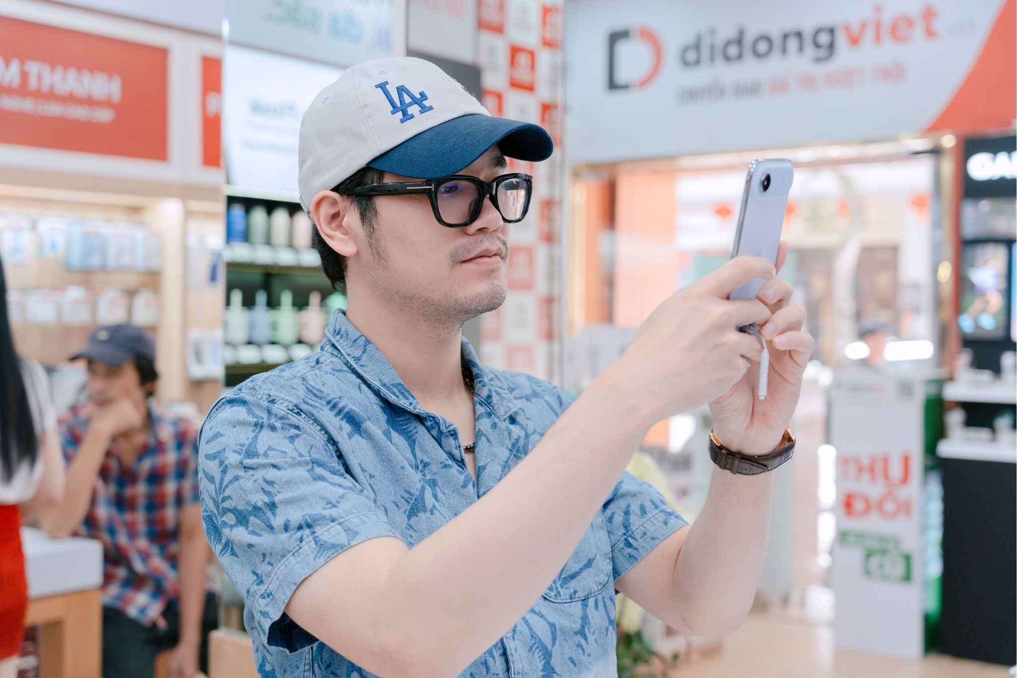 Khắc Hưng sắm iPhone 17 Pro Max tại Di Động Việt và hài lòng với chất lượng dịch vụ tại đây