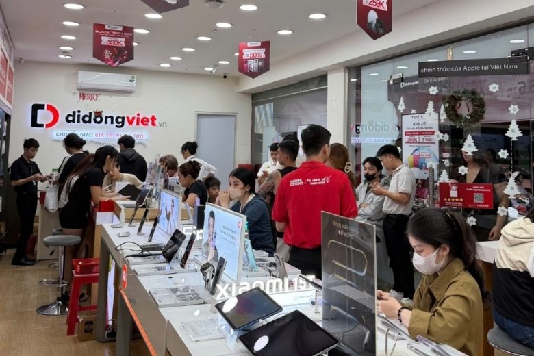 3 Tuyệt chiêu "Săn Sale" Black Friday: Bí kíp rinh đồ công nghệ giá hủy diệt 4 Khách hàng mua sắm mùa Black Friday tại Di Động Việt