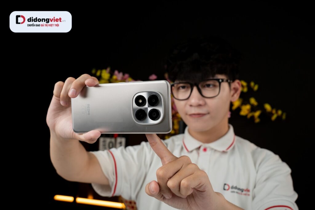 Camera 200MP hỗ trợ zoom crop sắc nét và chống rung OIS/EIS giúp quay vlog cầm tay ổn định hơn.