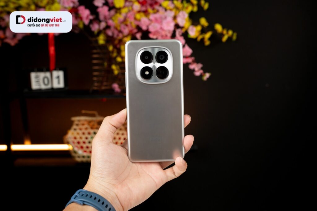 Chuẩn “Redmi Titan” giúp máy bền bỉ hơn với khung nhôm gia cường, kính Victus 2 và khả năng chịu rơi tới 2,5m.