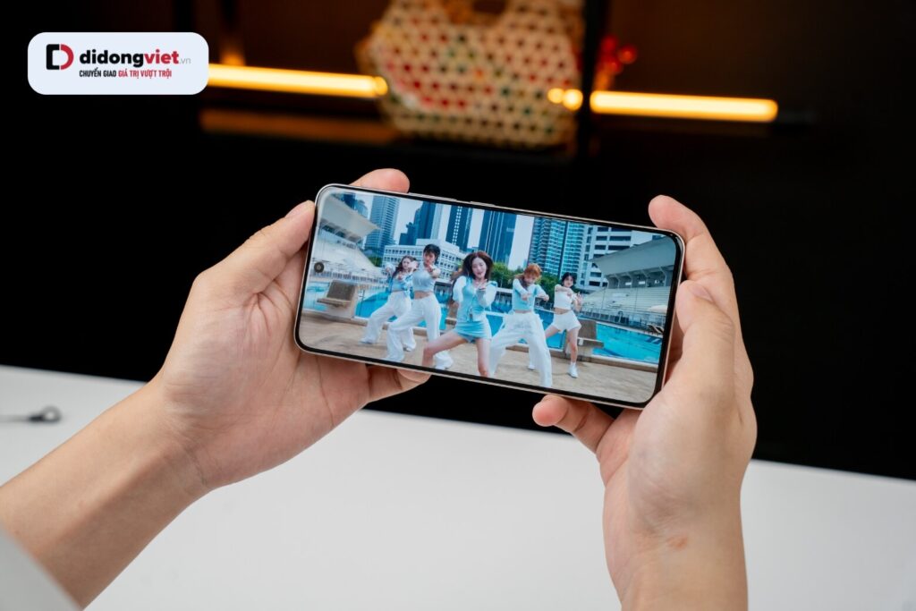 Màn hình AMOLED 1.5K sáng 3.200 nits cho khả năng hiển thị rõ dưới nắng gắt.