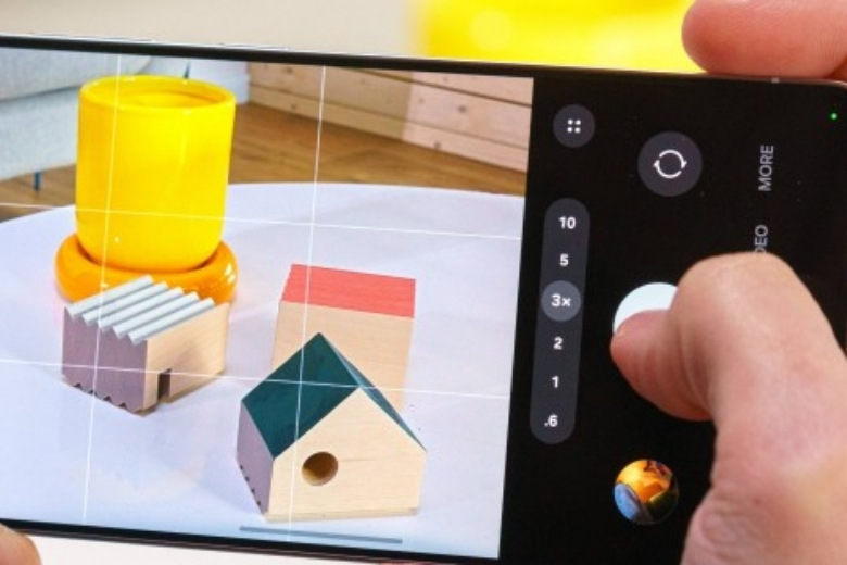 S26 Ultra có lỗ đục camera selfie rất lớn - khoảng 4,4mm