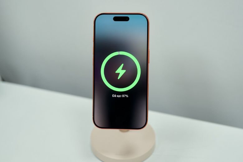 iPhone 17 Pro có sạc nhanh không? Tốc độ sạc ấn tượng 50% trong 20 phút 5 iPhone 17 Pro có sạc nhanh không?