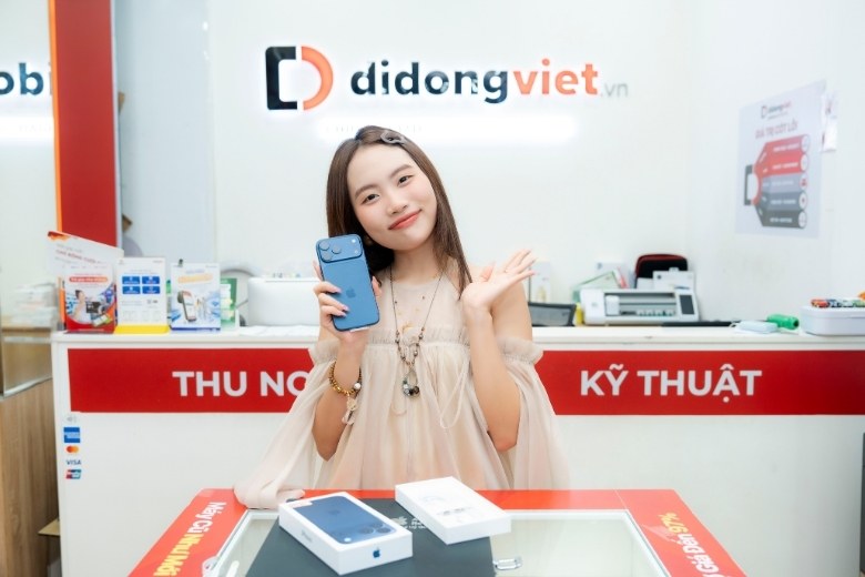 Phương Mỹ Chi hài lòng khi sắm iPhone 17 Pro Max tại Di Động Việt