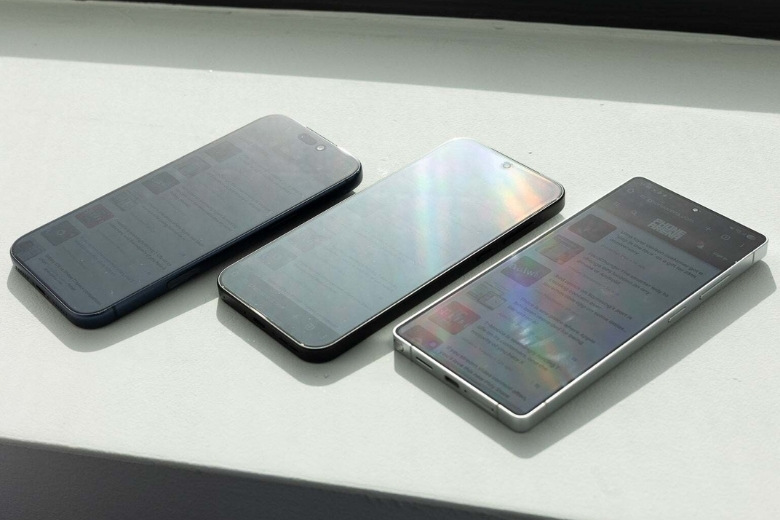 thay vì phải dùng miếng dán màn hình, Samsung Galaxy S26 Ultra tích hợp sẵn lớp màn hình chống nhìn trộm