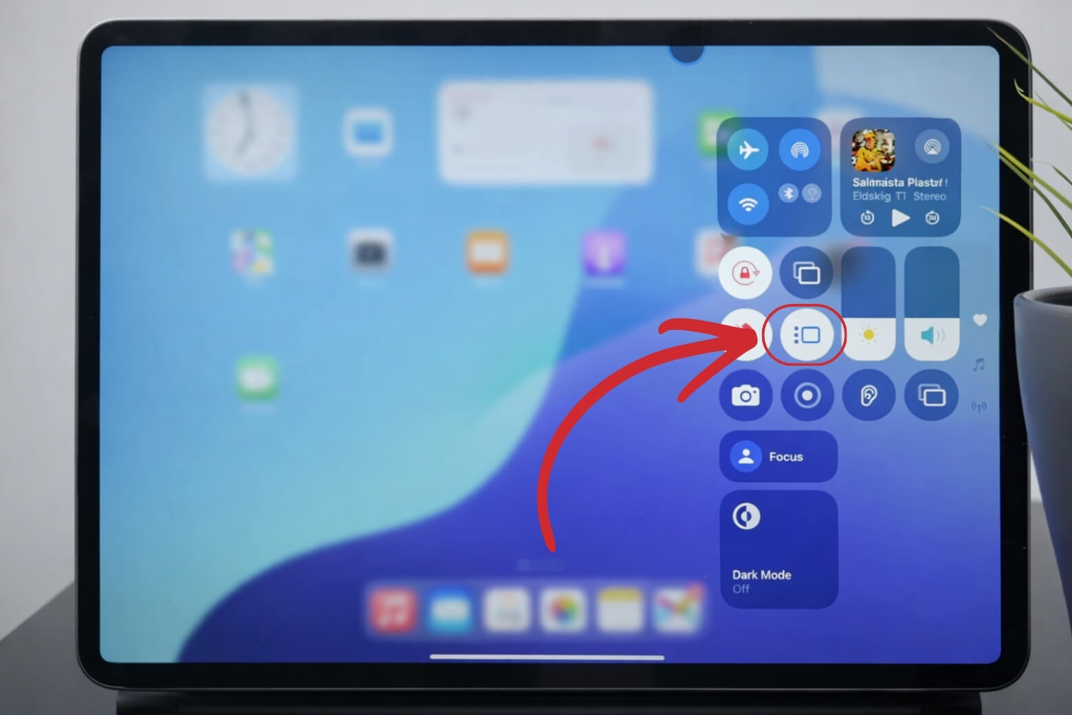 Cách chia đôi màn hình iPad (Split View) cực dễ - Cập nhật 2026 12 Tại màn hình chính, mở trung tâm điều khiển và chọn icon Stage Manager