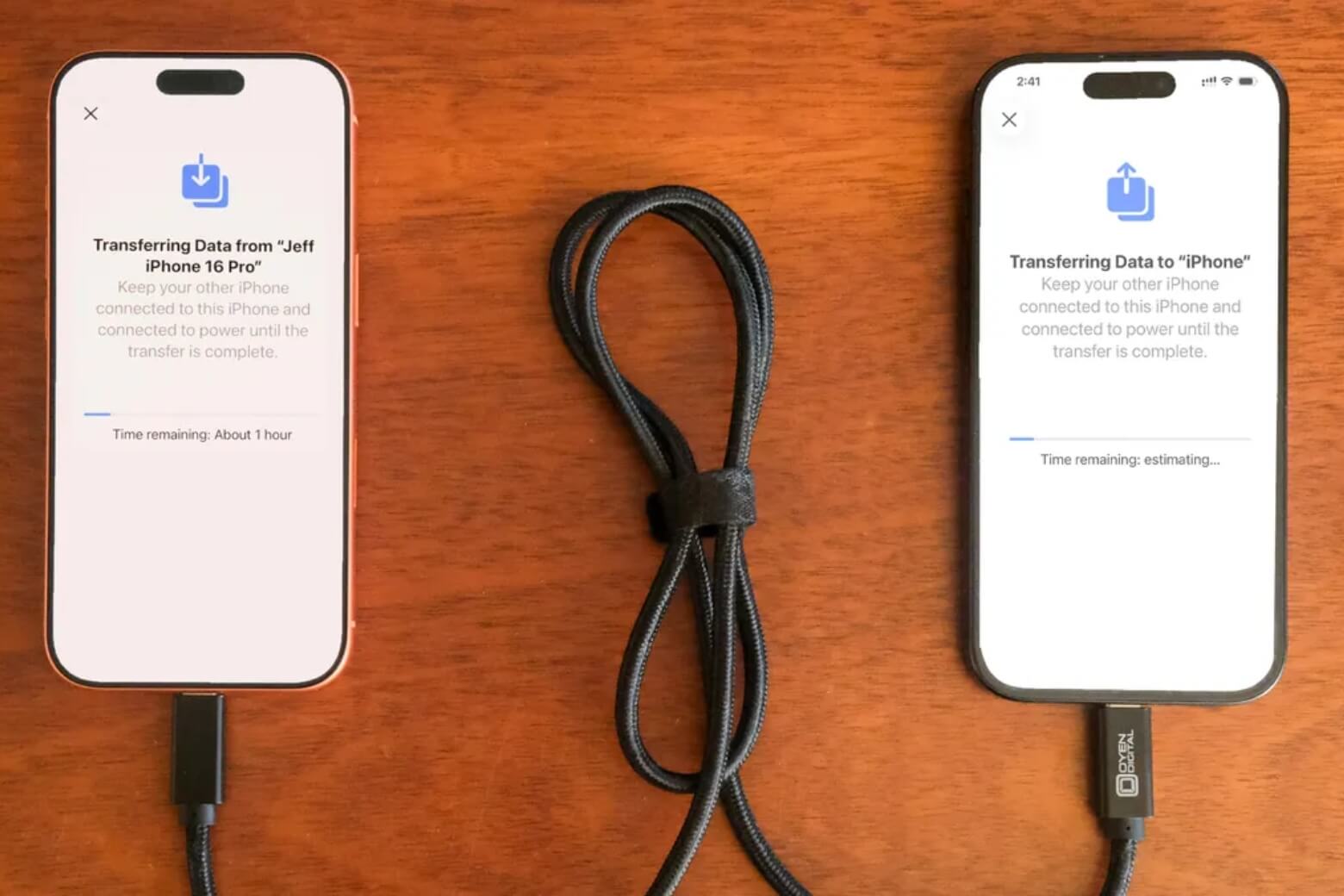 Có thể kết nối hai iPhone bằng dây cáp để quá trình chuyển giao diễn ra nhanh và ổn định hơn