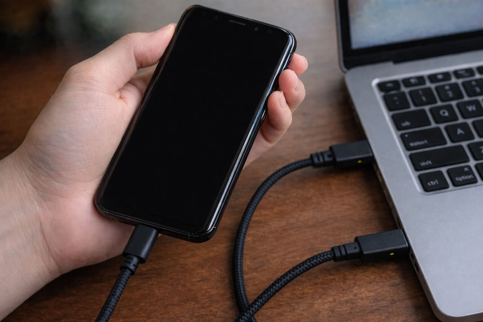 Cần tắt nguồn máy, kết nối điện thoại với laptop/PC qua cổng USB để truy cập recovery