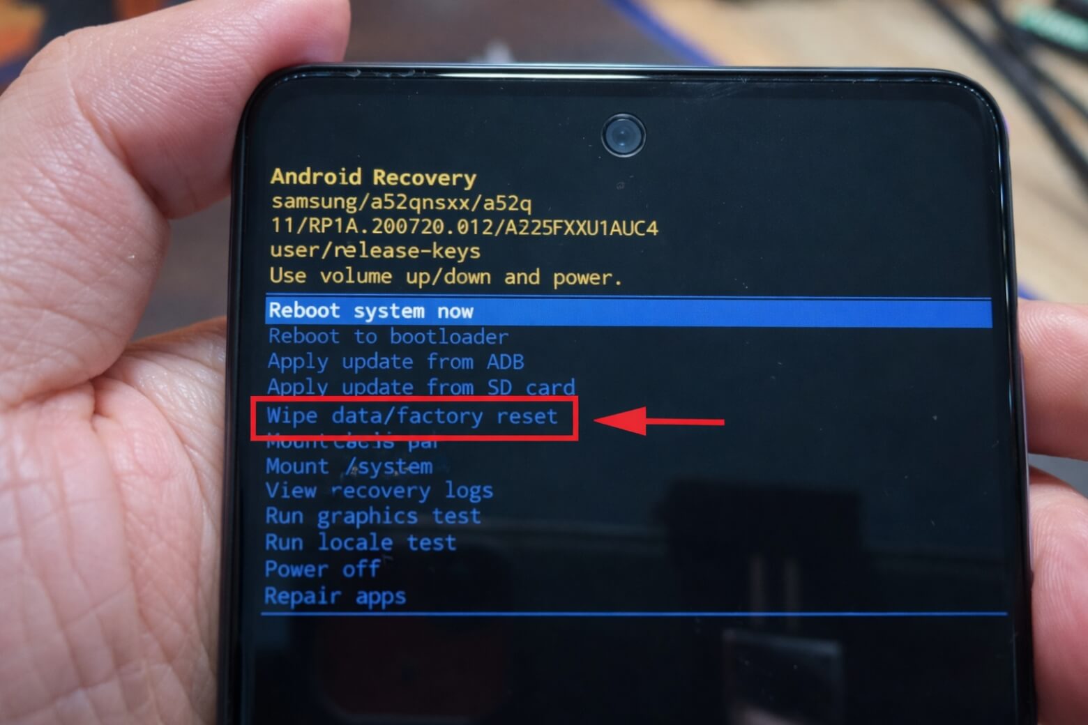 Dùng nút âm lượng để di chuyển, chọn Wipe data/factory reset