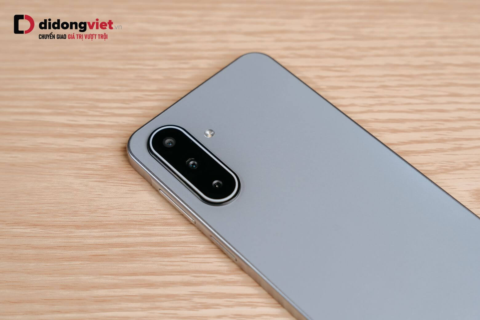 Đánh giá Samsung Galaxy A17 mỏng 7.5mm: Chip 2.2GHz mượt mà, pin trâu 5000mAh 8 Samsung Galaxy A17 sở hữu thiết kế mỏng nhẹ, hiện đại và hoàn thiện tốt.