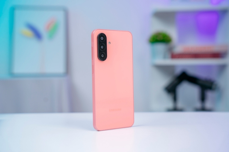 Đánh giá Samsung Galaxy A26 5G: Có đáng mua trong tầm giá? 9 Đánh giá Samsung Galaxy A26 5G về kích thước và trọng lượng