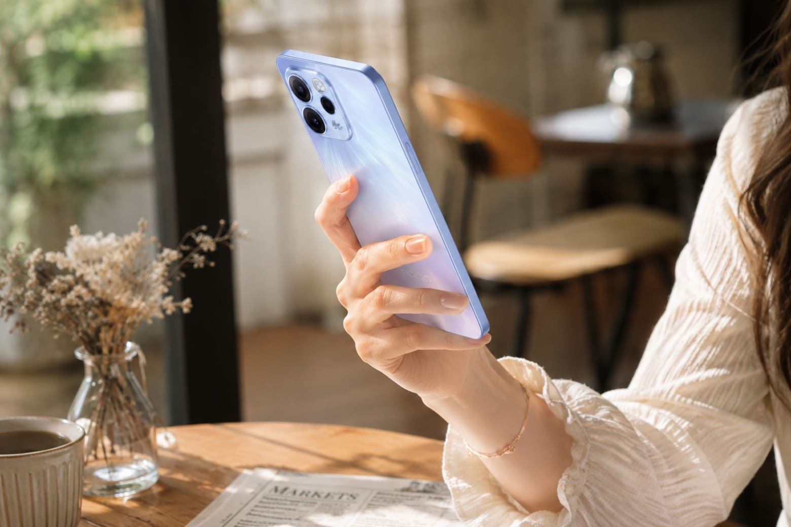 Đánh giá OPPO Reno15 F qua trải nghiệm thiết kế camera và hiệu năng thực tế 6 Trải nghiệm cầm nắm thiết kế mỏng 8.14mm mang viên pin 7000mAh