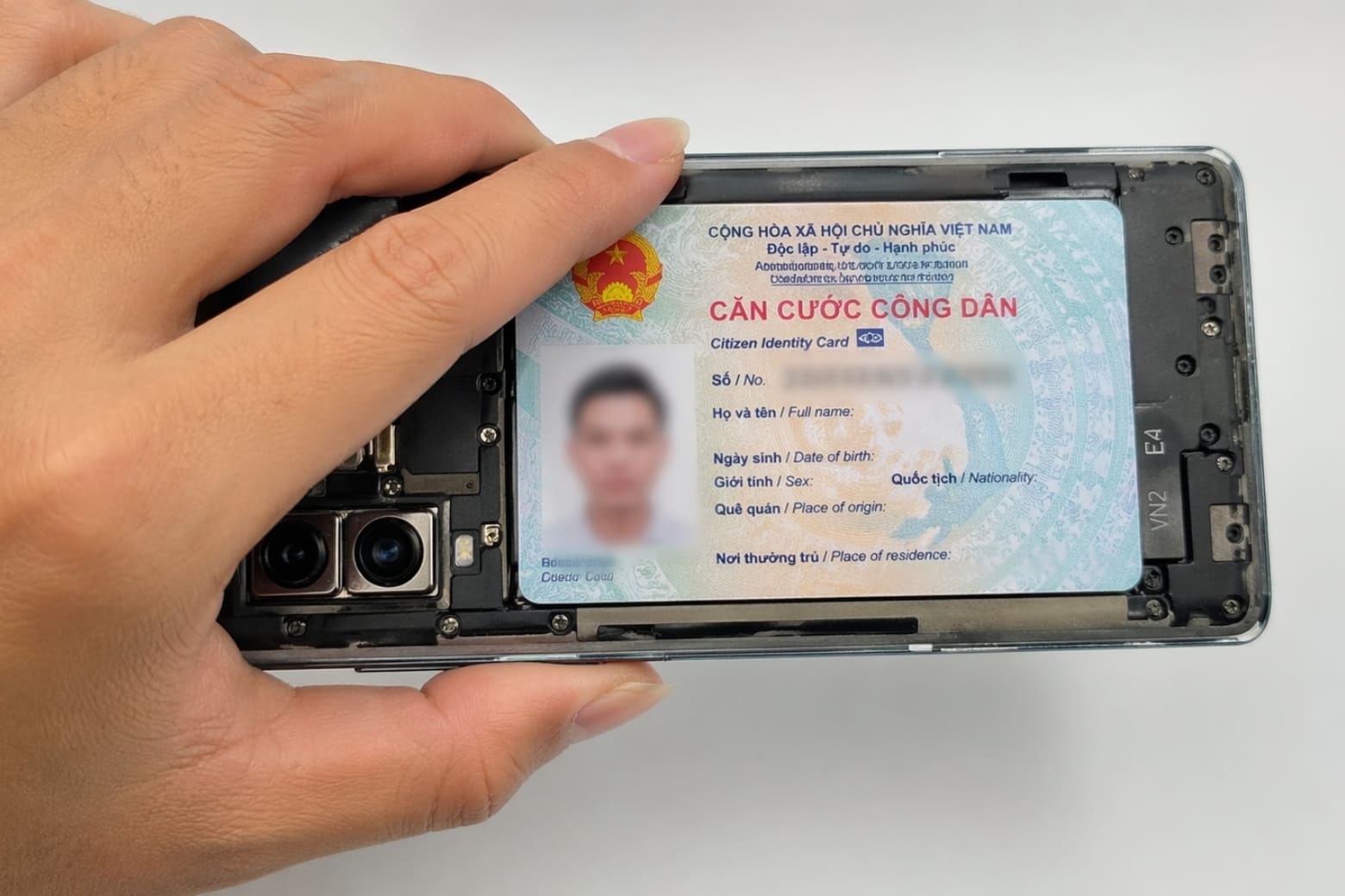 NFC là gì? Cách bật và vị trí quét CCCD chuẩn xác trên điện thoại 10 Khắc phục lỗi: Vì sao điện thoại quét thẻ NFC liên tục thất bại?