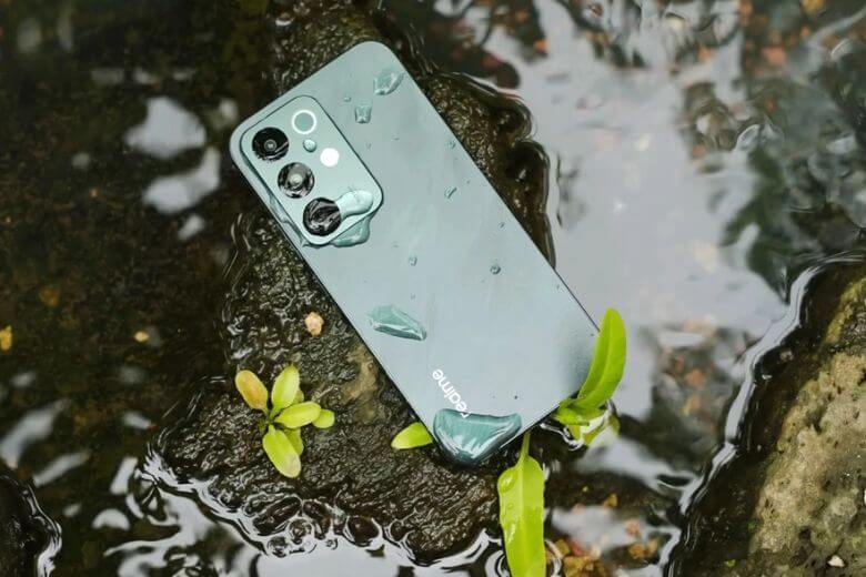 realme C85 có mấy màu? Màu nào phù hợp với bạn? 10 Tiêu chí lựa chọn màu của realme C85Khi quyết định màu sắc cho realme C85, bạn nên cân nhắc các yếu tố sau: realme C85 có mấy màu? Tiêu chí lựa chọn màu của realme C85 Phiên bản sử dụng: Nếu chọn bản 4G, bạn có 2 lựa chọn cơ bản là Xanh Bói Cá và Đen Thiên Nga. Nếu chọn bản 5G/Pro với hiệu năng cao hơn, bạn sẽ được trải nghiệm 2 màu độc đáo hơn là Tím Cánh Vẹt và Xanh Khổng Tước. Khả năng kết hợp phụ kiện: Màu Đen Thiên Nga dễ phối với mọi loại bao da, ốp lưng. Các màu Xanh Bói Cá, Tím Cánh Vẹt, Xanh Khổng Tước yêu cầu lựa chọn cẩn thận hơn để tạo sự hài hòa về tổng thể. Tính giữ giá khi bán lại: Màu Đen Thiên Nga thường có tính thanh khoản cao hơn trên thị trường cũ, dễ tìm người mua hơn so với các màu sắc nổi bật khác.