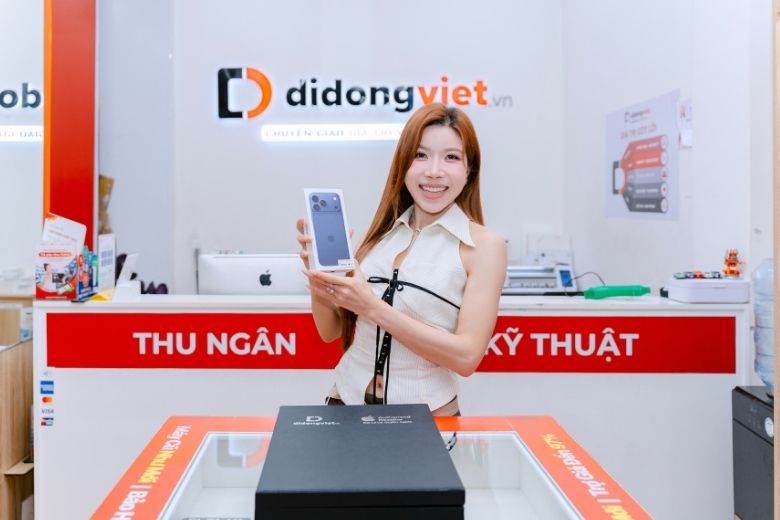 "Chị đẹp" Trang Pháp "đổ gục" trước iPhone 17 Pro Max Deep Blue tại Di Động Việt 3 Trang Pháp chọn iPhone 17 Pro Max màu Xanh Đậm (Deep Blue) tại Di Động Việt