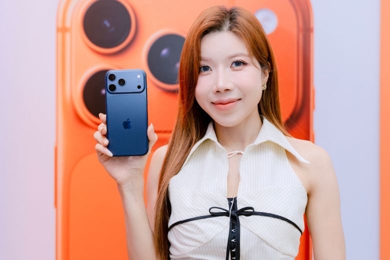 "Chị đẹp" Trang Pháp "đổ gục" trước iPhone 17 Pro Max Deep Blue tại Di Động Việt 4 Trang Pháp chọn trade-in lên đời iPhone 17 Pro Max tại Động Việt