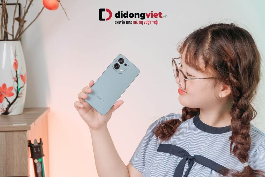 OPPO A6 Pro đi kèm củ sạc SUPERVOOC 80W trong hộp.