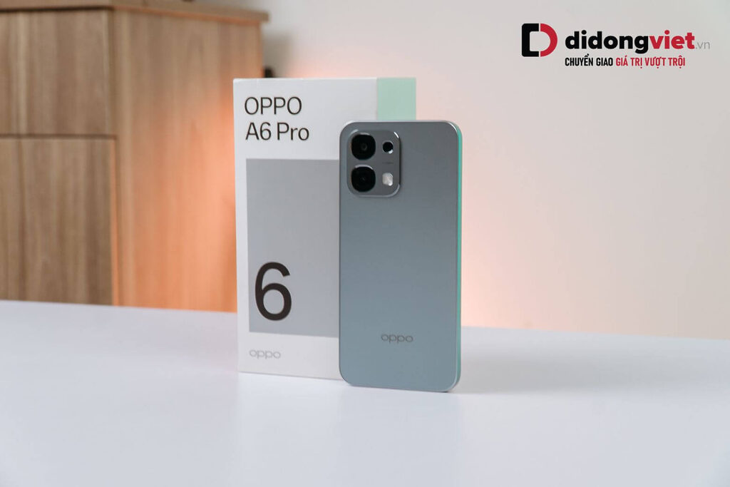 Trên tay OPPO A6 Pro, điểm cộng lớn là củ sạc SUPERVOOC 80W đi kèm trong hộp.