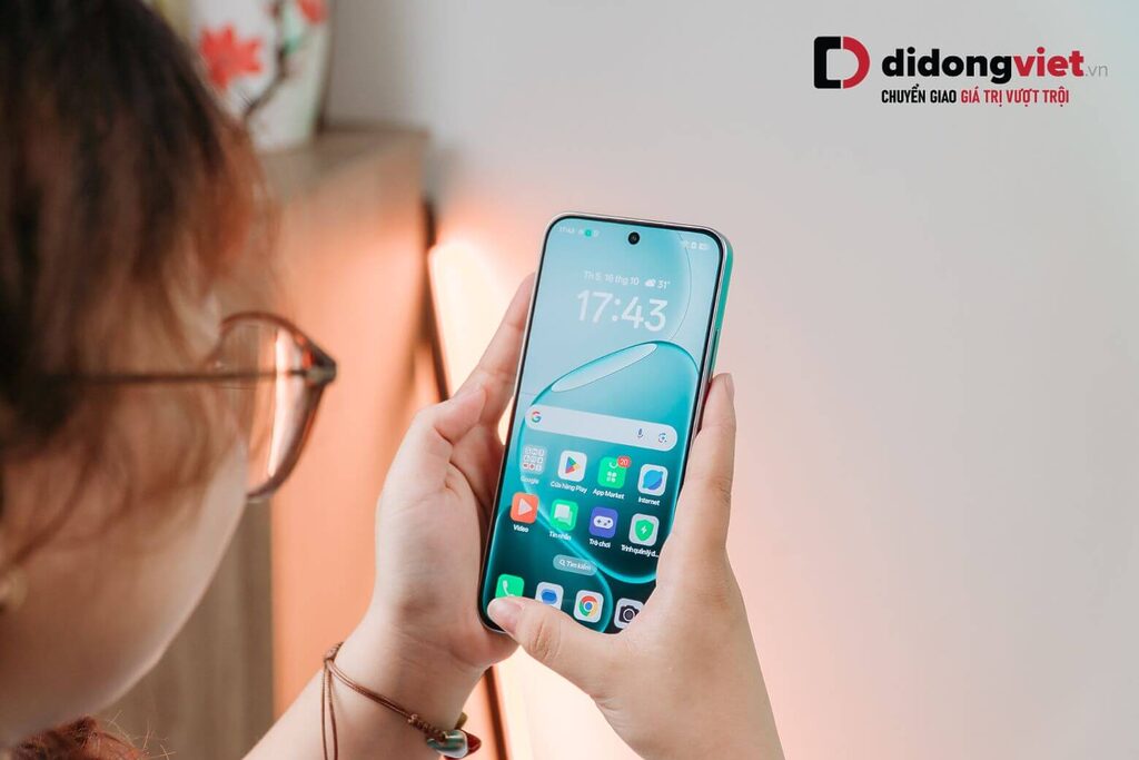 Màn hình OPPO A6 Pro hiển thị sống động, sáng rõ ngoài trời và mượt mà khi vuốt chạm.