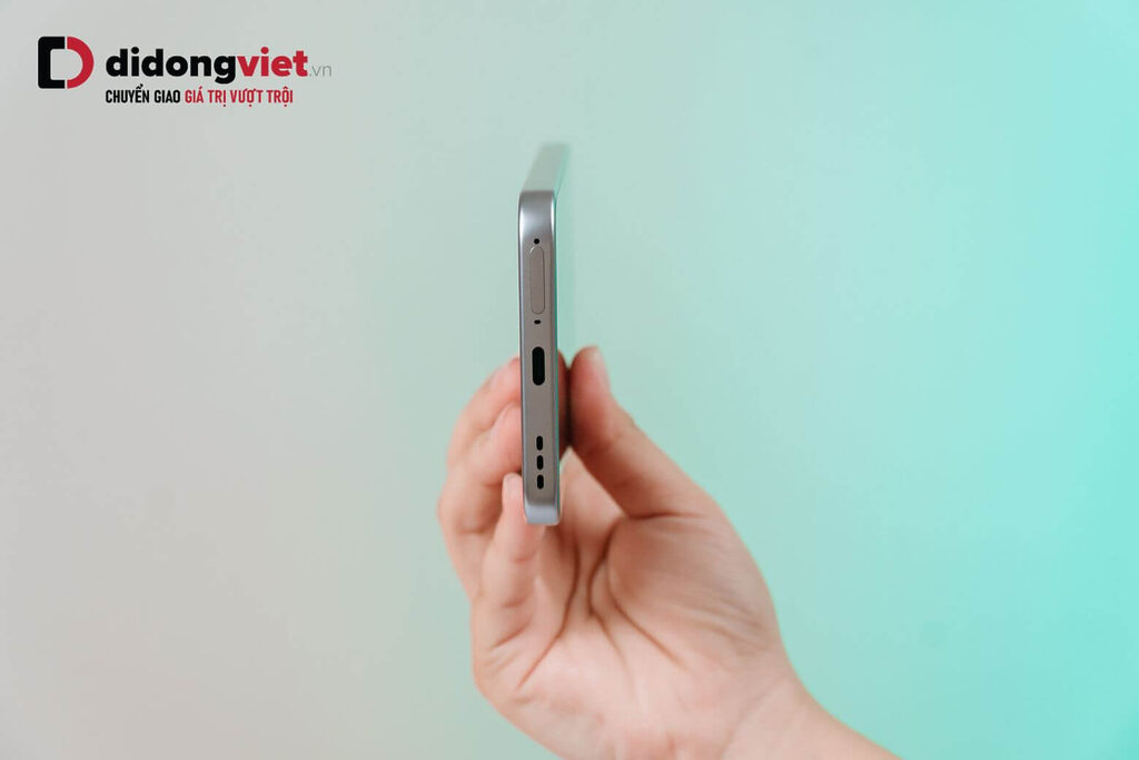 Pin 7000mAh của OPPO A6 Pro dùng được 2 ngày và sạc nhanh 80W chỉ mất 61 phút đầy pin.