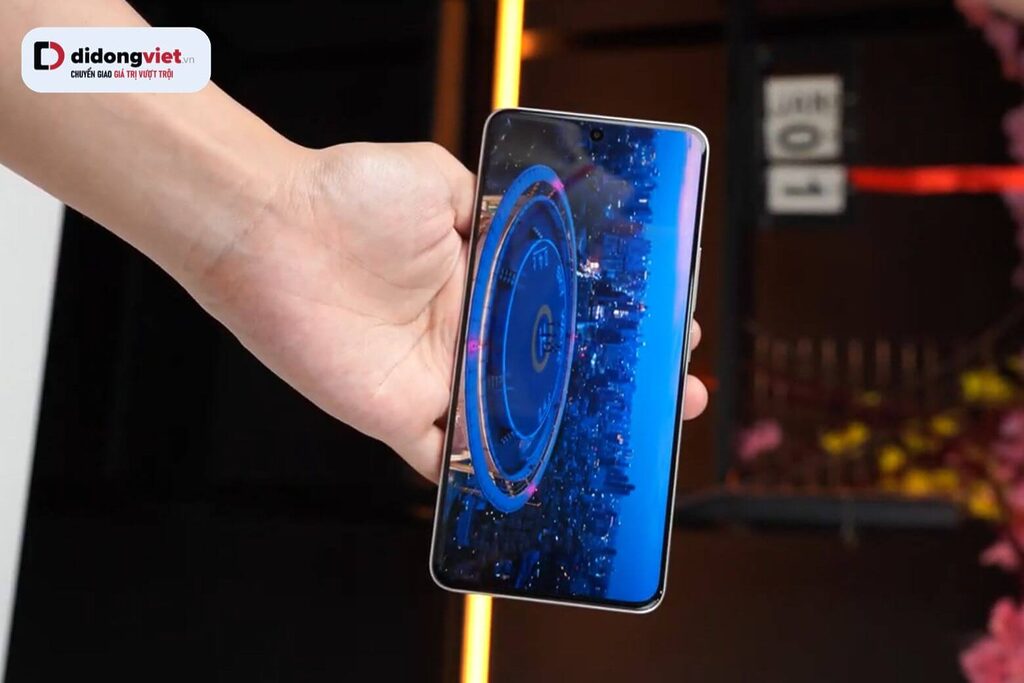 Màn hình Redmi Note 15 Pro sáng chói cả dưới nắng gắt, màu sắc sống động, vuốt lướt mượt mà.