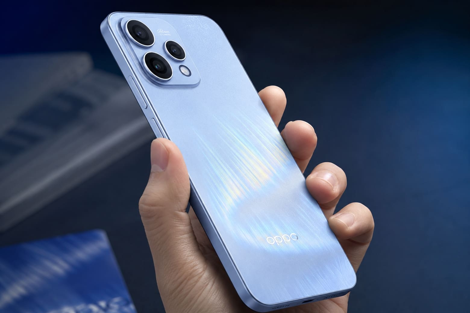 Trải nghiệm trên tay OPPO Reno15 về trải nghiệm thực tế và bài toán lên đời 6 Trải nghiệm cầm nắm trên tay mặt lưng Mưa Sao Băng của thiết kế OPPO Reno15