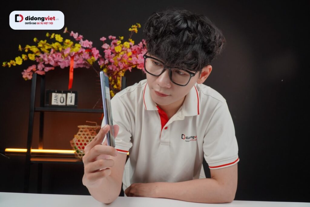 Redmi Note 15 5G mỏng nhẹ, cầm êm tay dù pin lớn.