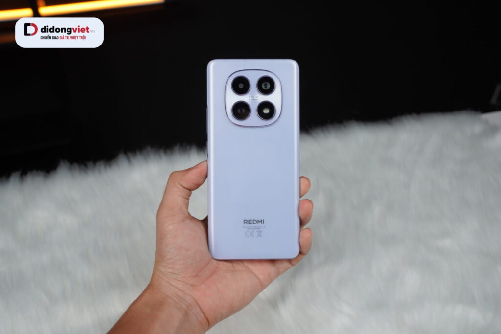 Redmi Note 15 5G mang lại cảm giác cầm nắm nhẹ nhàng, thoải mái dù sở hữu viên pin dung lượng lớn