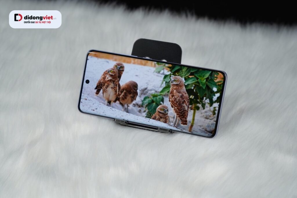 Redmi Note 15 5G mang đến trải nghiệm vuốt chạm mượt mà với màn hình 120Hz.