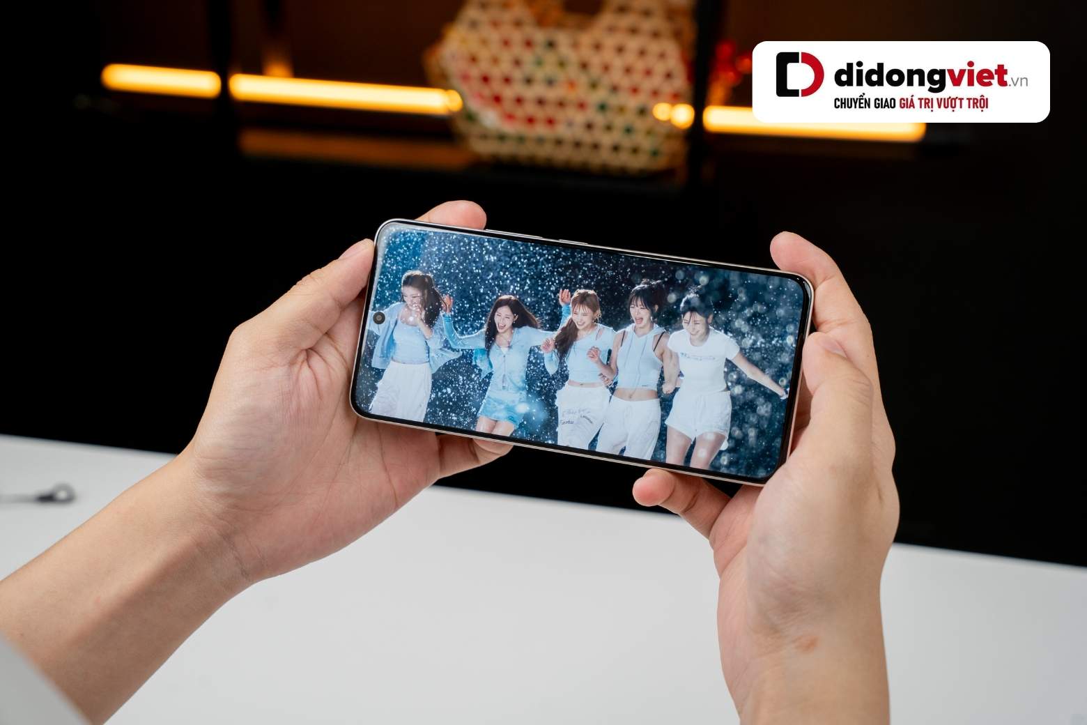 Trên tay Xiaomi Redmi Note 15 Pro: Đánh giá thiết kế, hiệu năng và pin thực tế 8 Trên tay Redmi Note 15 Pro màn hình AMOLED