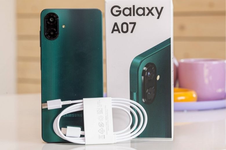 Trên tay Samsung Galaxy A07: Ngoại hình đẹp, cập nhật phần mềm 6 năm 16 Trên tay Galaxy A07 mở hộp