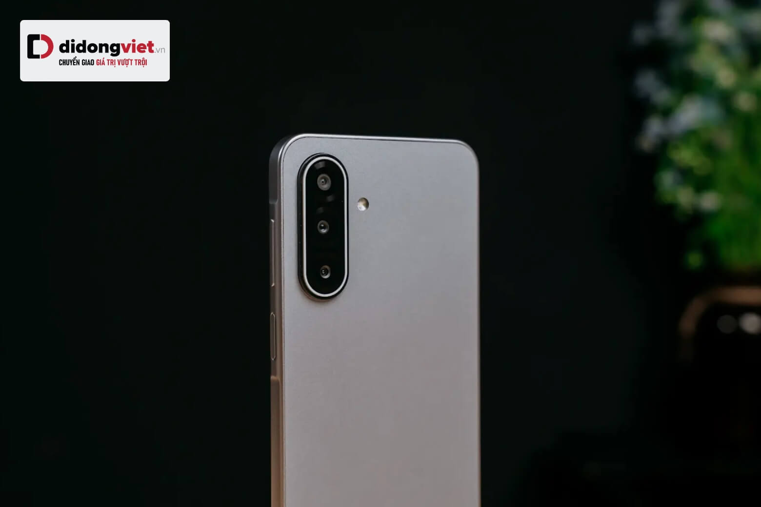 Thiết kế Matte mặt lưng tạo độ nhám sang trọng, hiện đại